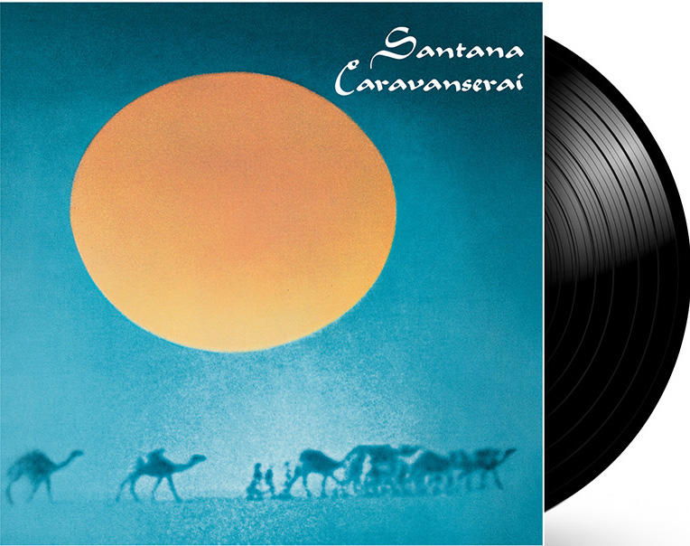 Albumcover mit einer großen orangefarbenen Sonne über einer blauen Landschaft, schwarze Schallplatte.