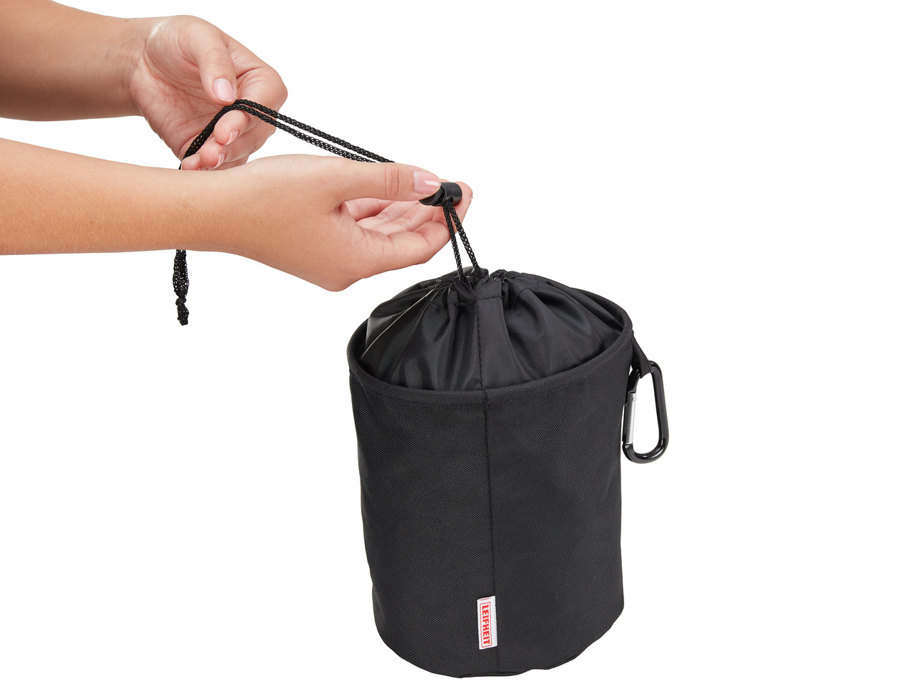 Schwarze Tasche mit Kordelzug. Eine Person hält den Kordelzug.