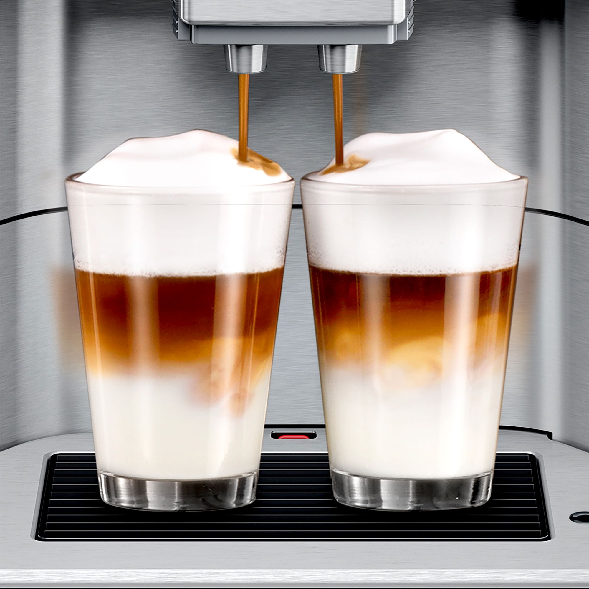 Kaffeemaschine, die Kaffee in zwei Gläser ausgibt.