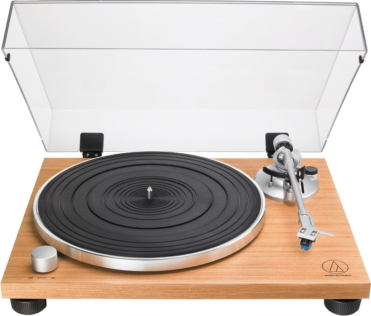 Platenspeler met houten afwerking, doorzichtige kap omhoog. Zwarte vinylplaat, zilveren arm. Witte achtergrond.