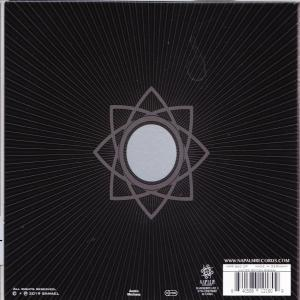 Schwarzes Albumcover mit geometrischem Design und Logo.