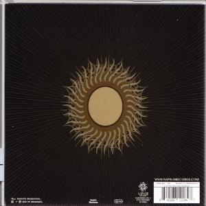Schwarzes Albumcover mit goldenem Sonnenstrahlendesign und etwas Text. Dunkler Hintergrund.