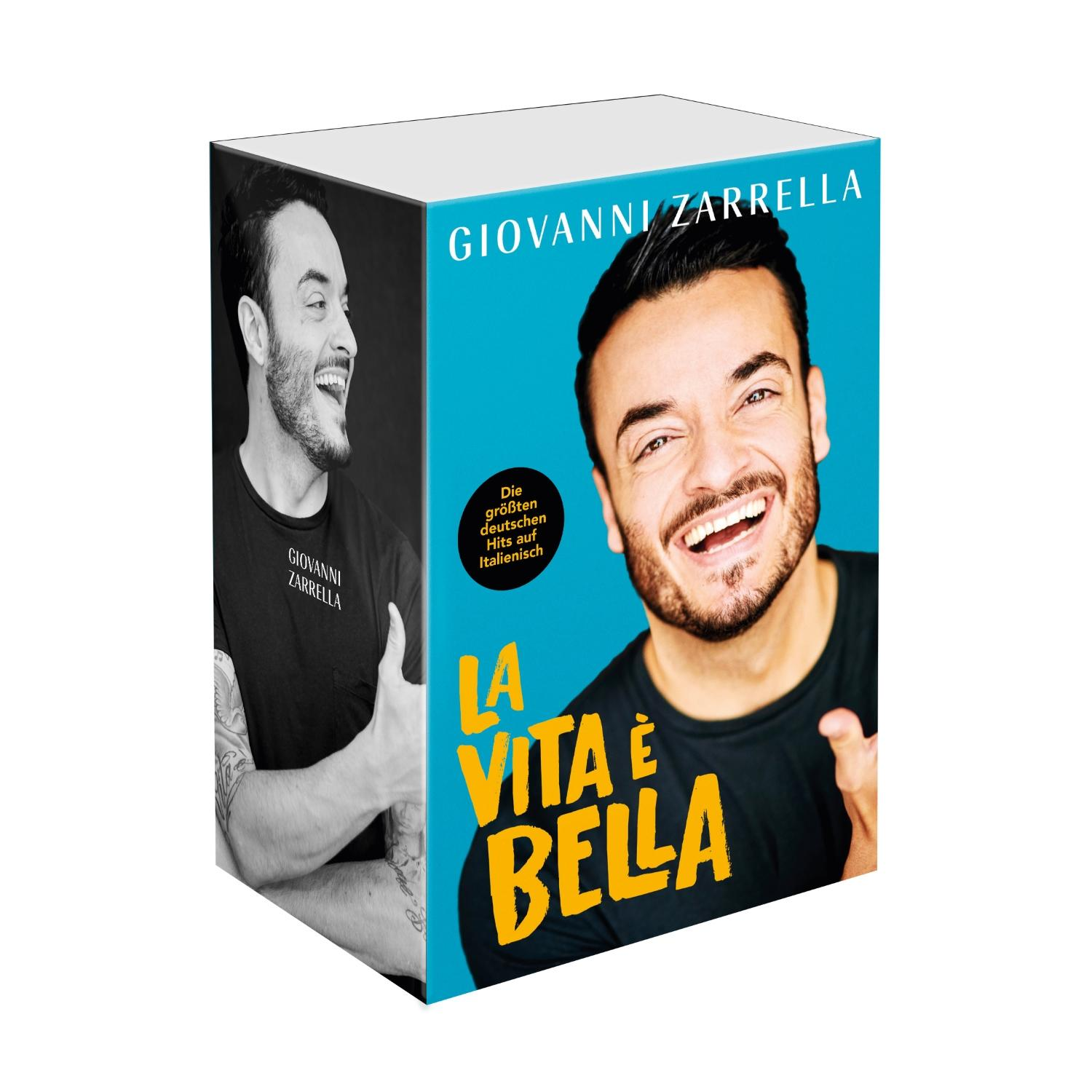 Buchcover mit lächelndem Mann, zwei Gesichtern an den Seiten und Text auf Italienisch, vor weißem Hintergrund.