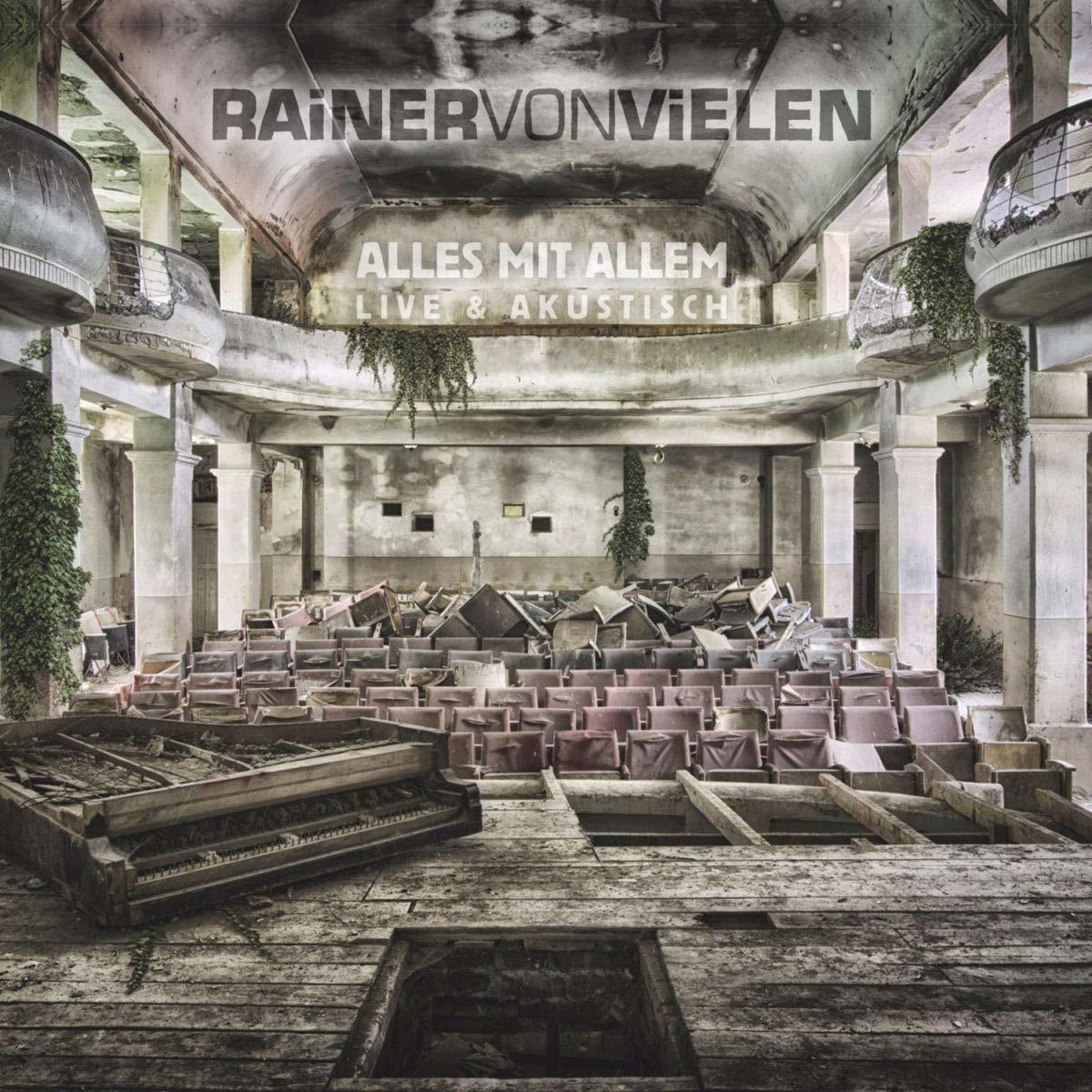 Albumcover. Innenraum eines zerstörten Auditoriums mit Flügel und Reihen leerer Sitze.