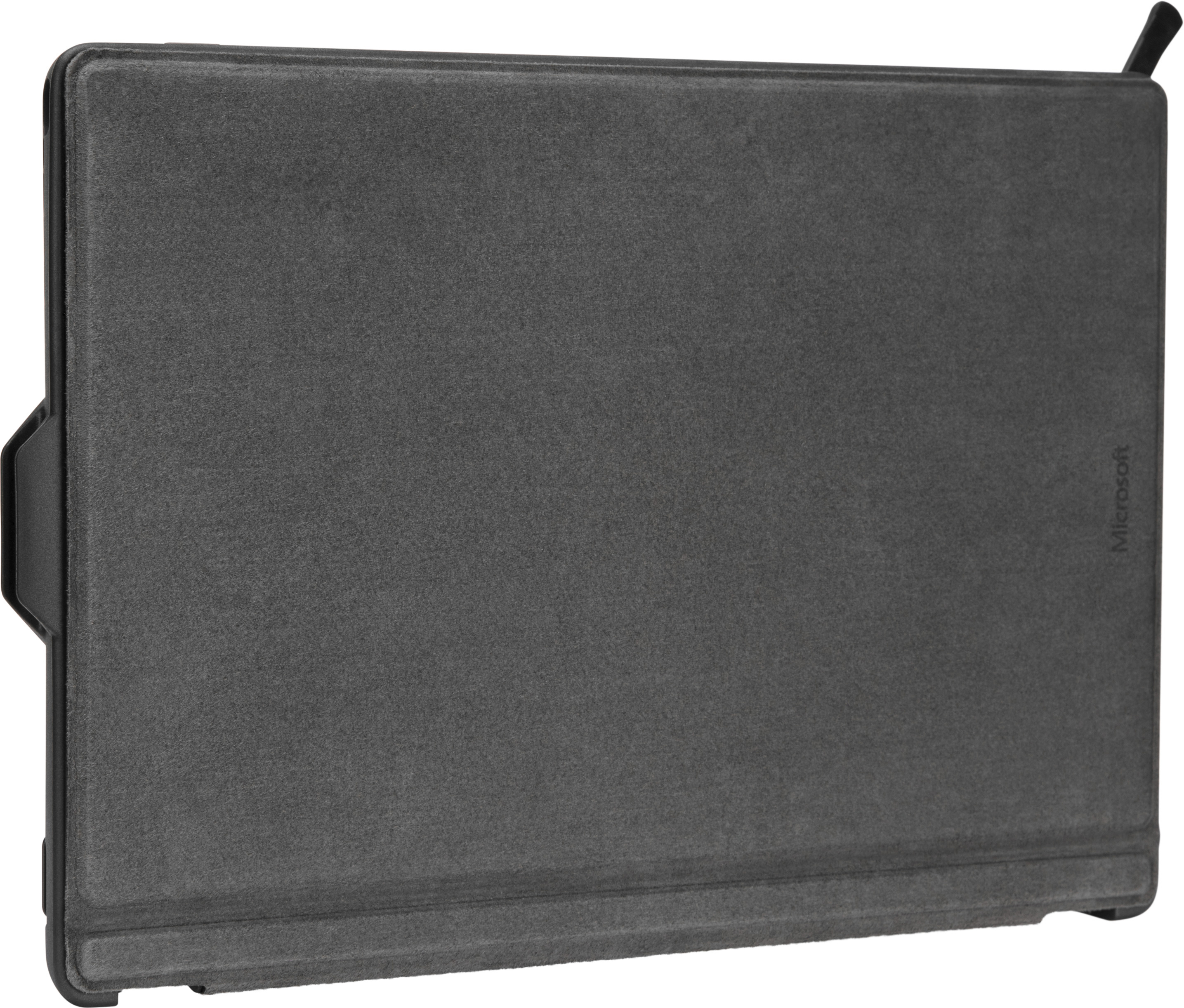 Eine dunkelgraue Microsoft Tablet-Hülle. Sie ist geschlossen, mit einem kleinen schwarzen Verschluss und einer Stiftschlaufe.
