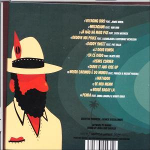 Albumcover mit einem Mann mit Hut. Text oben links und die Rückseite des Albumcovers.