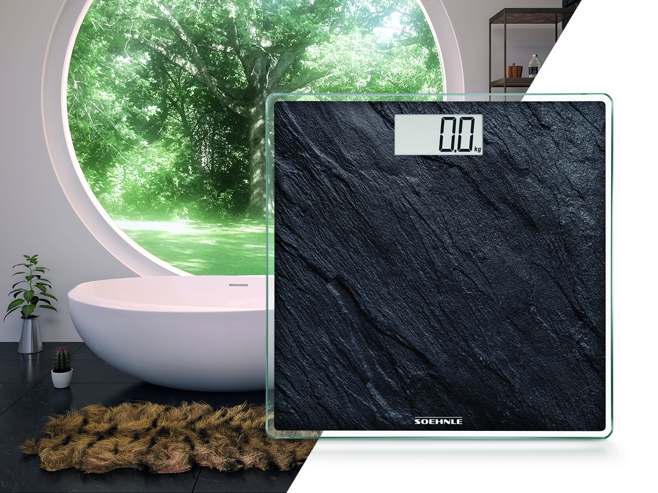 Schwarze digitale Badezimmerwaage mit Glasoberfläche, zeigt 0,0 kg. Hintergrund zeigt ein Badezimmer.