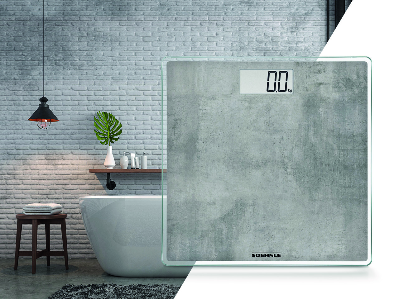 Badezimmer mit Waage, Hocker und Dekoration. Graue Wand und eine weiße Badewanne. Helles Licht.