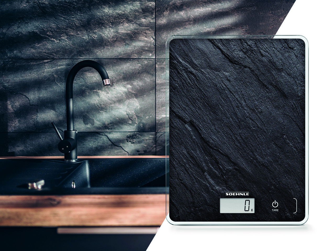 Eine moderne schwarze Waage auf einer Theke neben einem Wasserhahn und einem Waschbecken. Die Oberfläche ist schwarzer Stein.