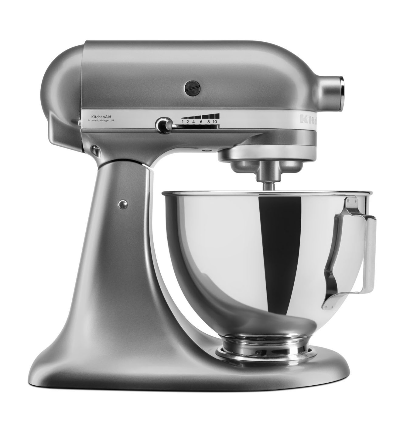 Ezüst KitchenAid keverőgép rozsdamentes acél tálban, fehér háttérrel.