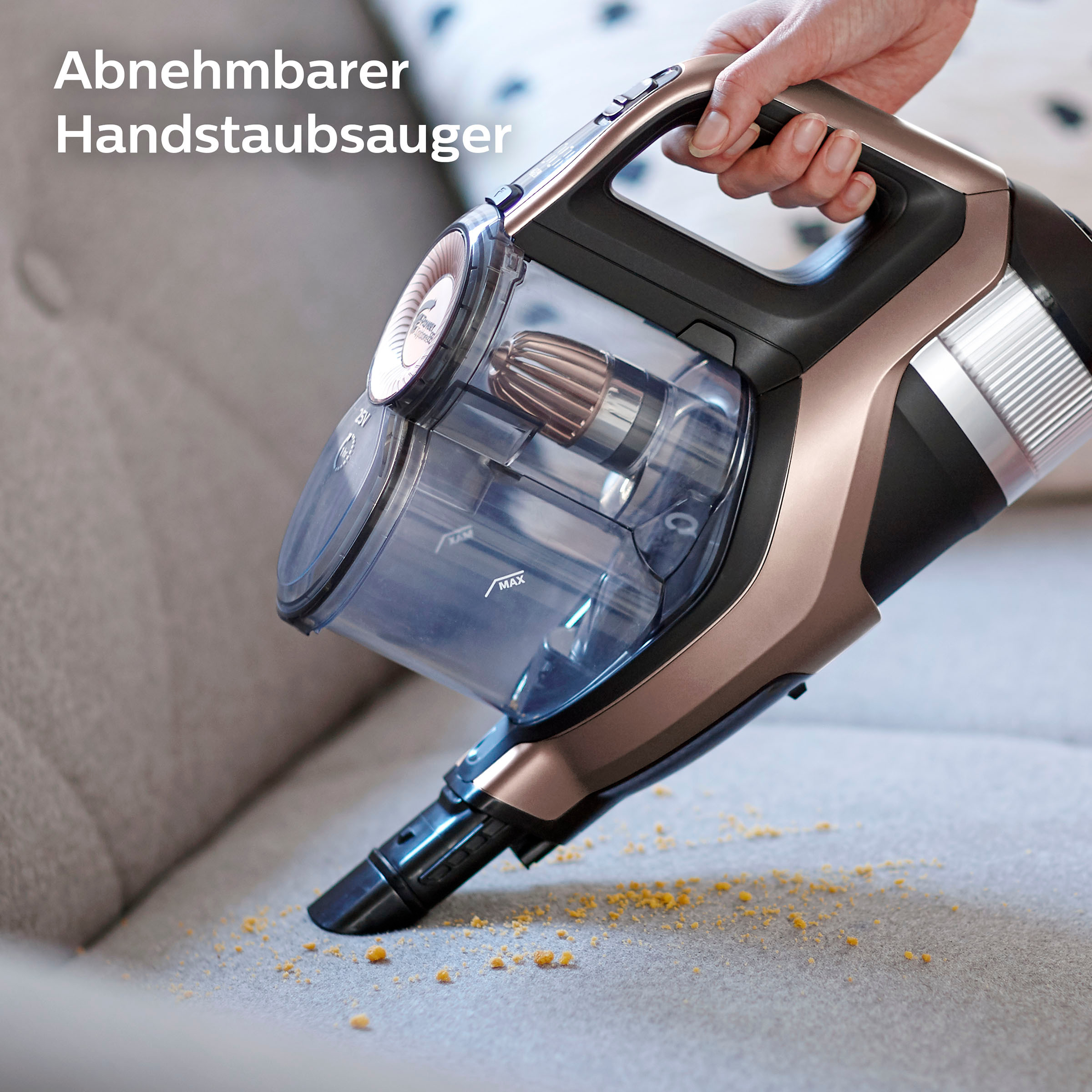 Handstaubsauger, der ein Sofa reinigt. Text weist auf den Produktnamen und die Funktionen hin.