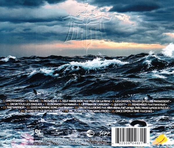 Pochette arrière de l'album. Fond mer et ciel, liste des titres en blanc. Un logo en haut.