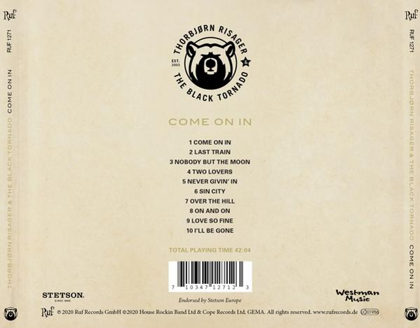 Albumcover mit Titelliste, Logo und Text auf beigem Hintergrund.