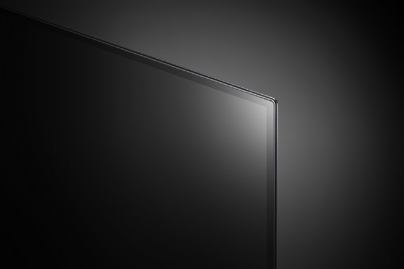 Primer plano de una pantalla de TV negra, mostrando un reflejo y el borde.