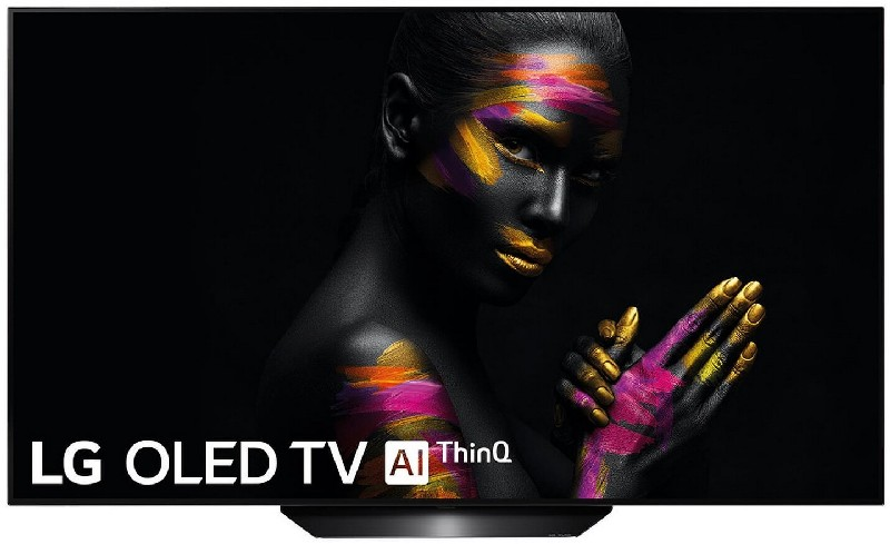 Cara de mujer con manos pintadas. Fondo negro, LG OLED TV en primer plano. Pintura colorida.
