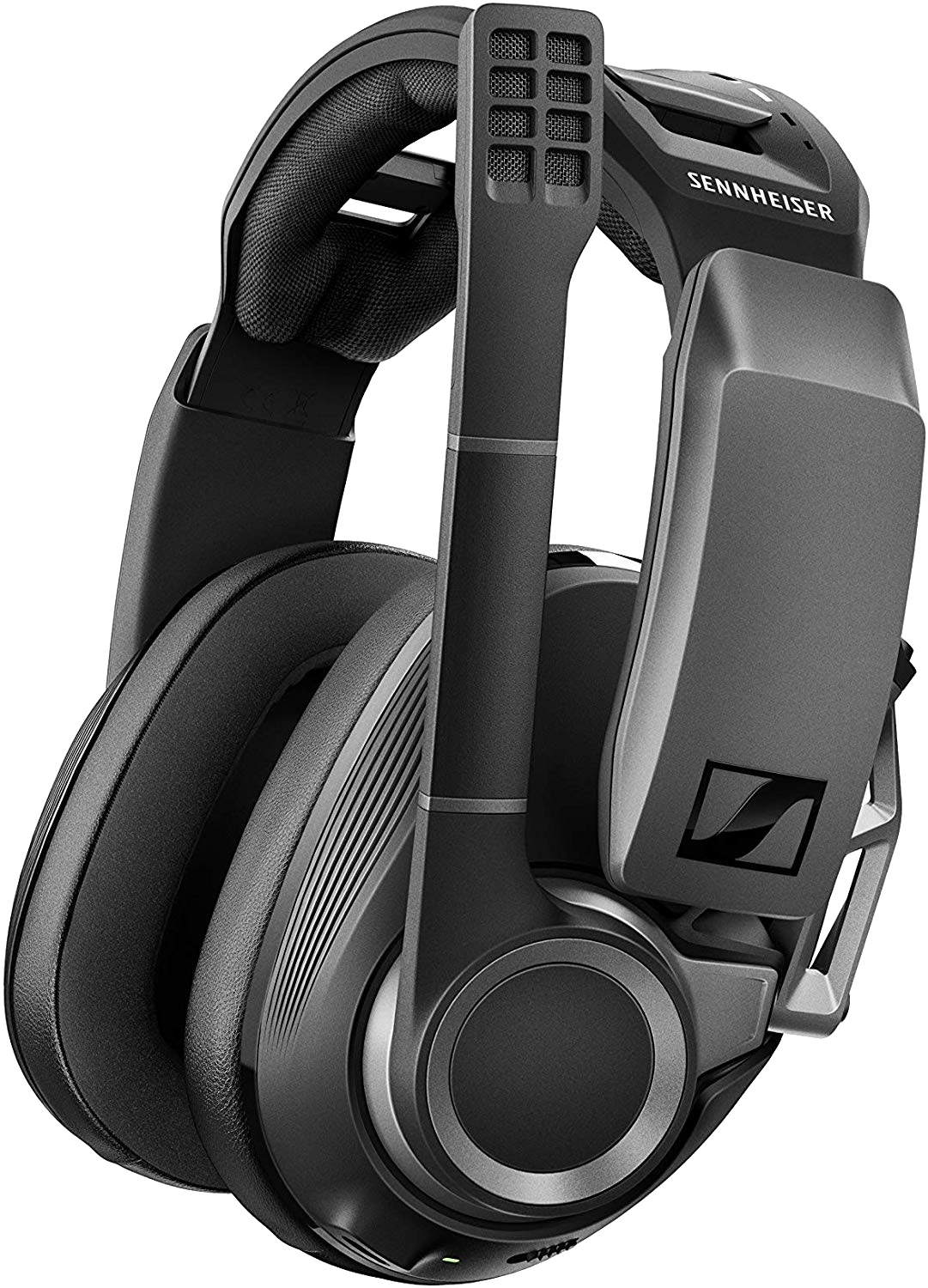 Egy fekete Sennheiser gaming headset. Van mikrofonja és nagy fülkagylói. A Sennheiser logója látható.