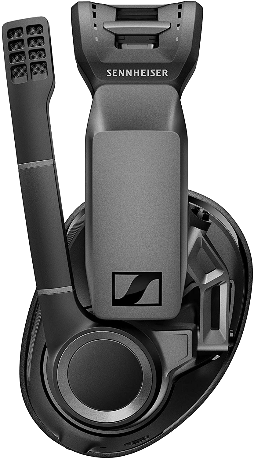 Fekete-szürke Sennheiser gaming headset. Mikrofonnal, fülkagylóval és a Sennheiser logóval rendelkezik. Részletes közeli kép.