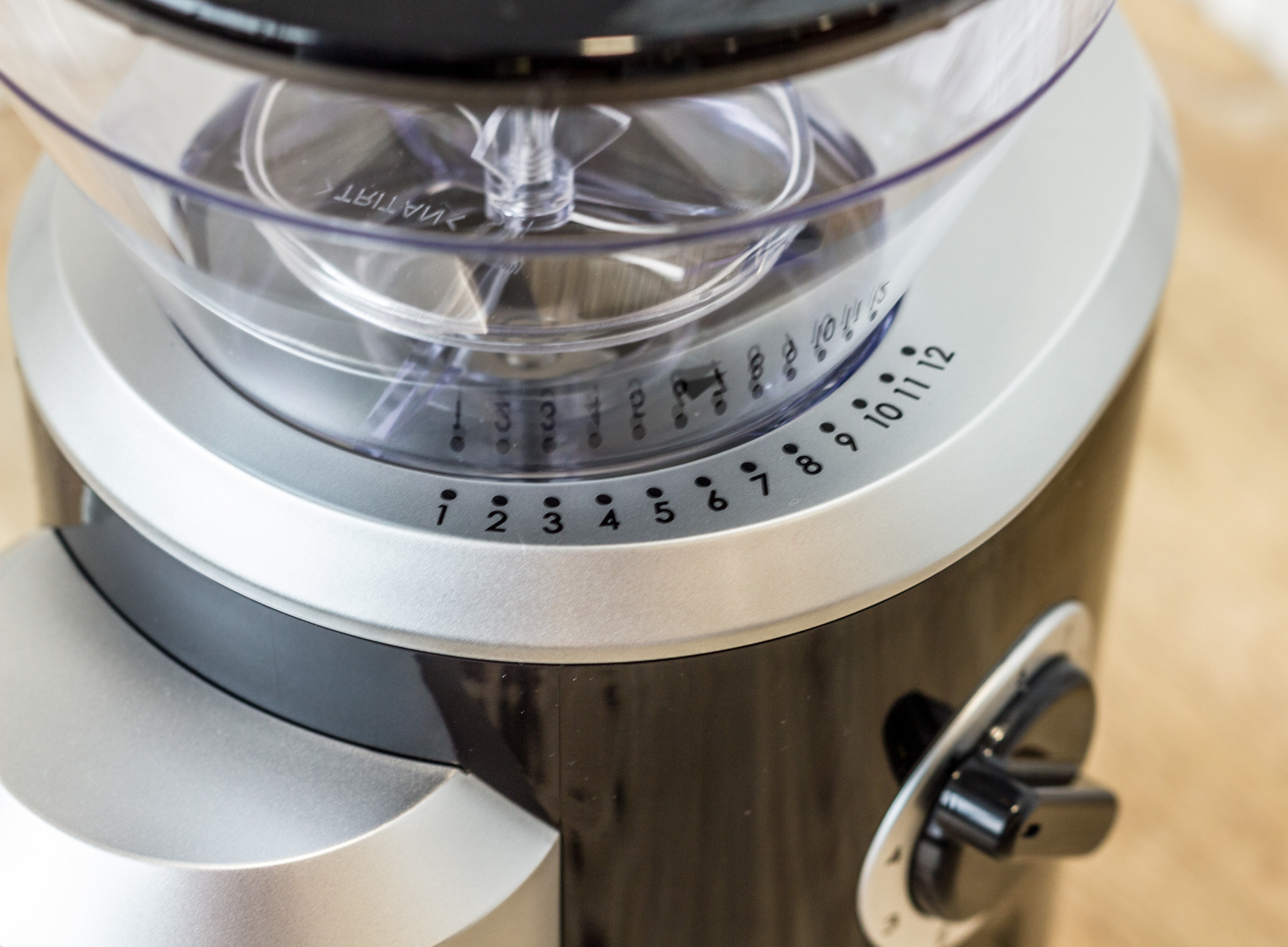 Nahaufnahme einer Kaffeemühle mit Zahlen, die die Mahlgradeinstellungen anzeigen.
