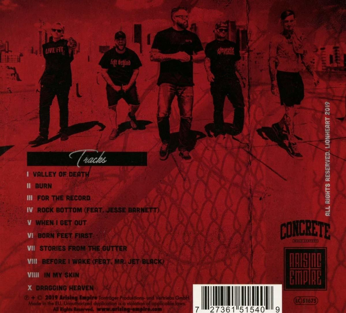 Ein CD-Cover für ein Musikalbum mit fünf Männern in schwarzen Hemden. Der Text enthält den Albumtitel und die Titelliste.