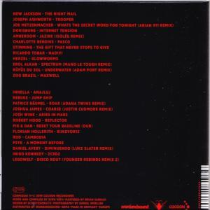 Dos de l'album avec listes des titres et crédits, fond rouge, texte blanc.