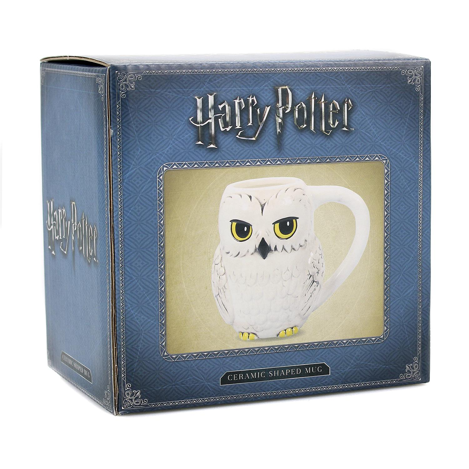 Harry Potter-Tasse in der Box. Die Tasse ist weiß mit einem Eulenmuster und gelben Augen.