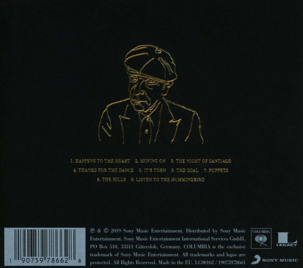 CD-hoes met gouden omtrek van een mannenportret en songtitels. Zwarte achtergrond.