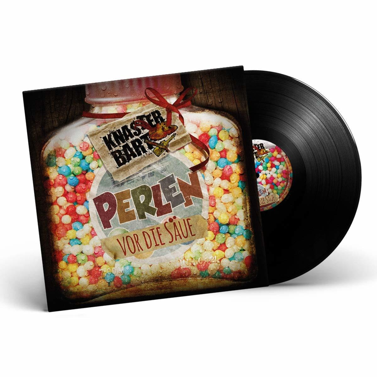 Vinyl-Schallplattencover mit einem Glas voller bunter Bonbons, einem Anhänger und einer schwarzen Schallplatte.