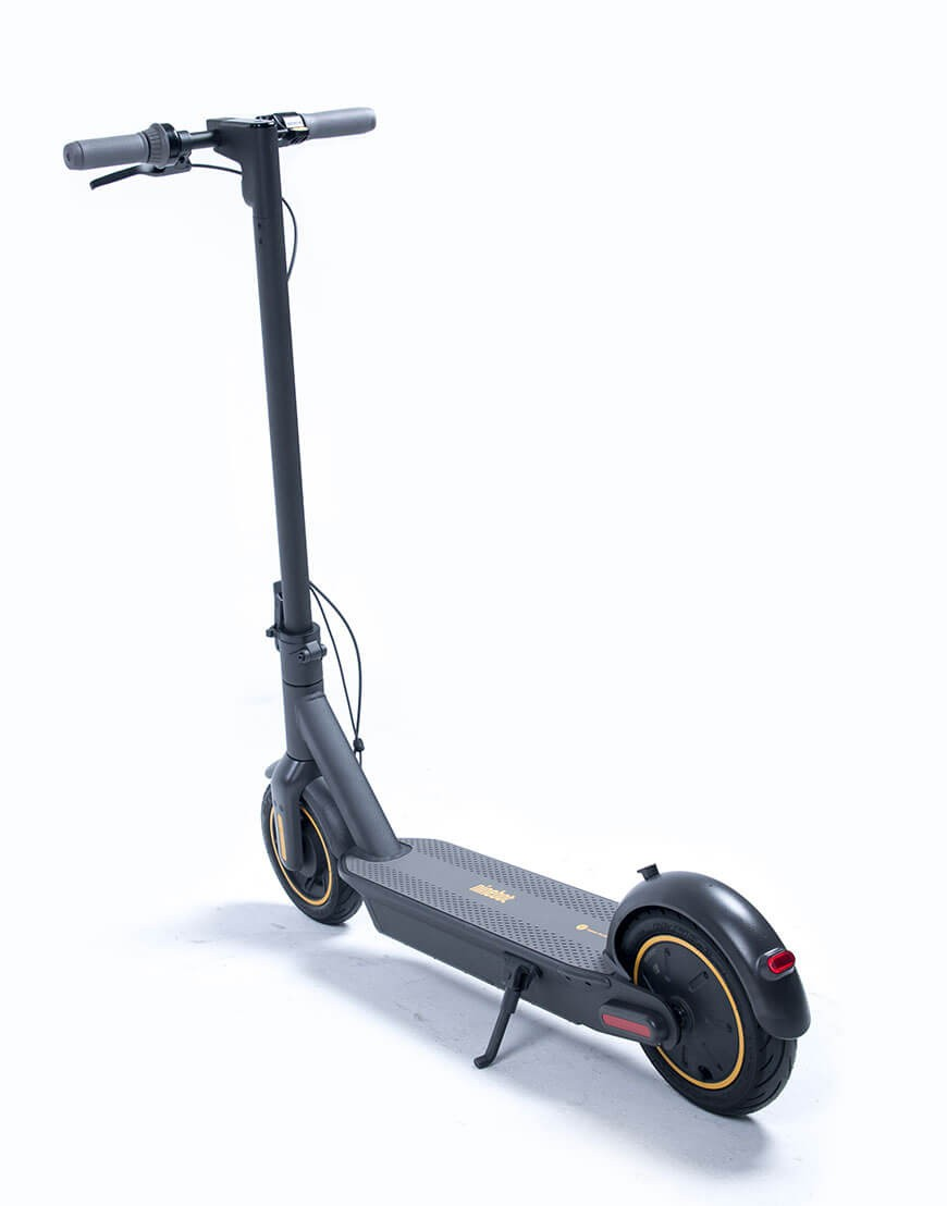Elektroroller in Grau und Gold, auf weißem Hintergrund. Der Roller ist angewinkelt.