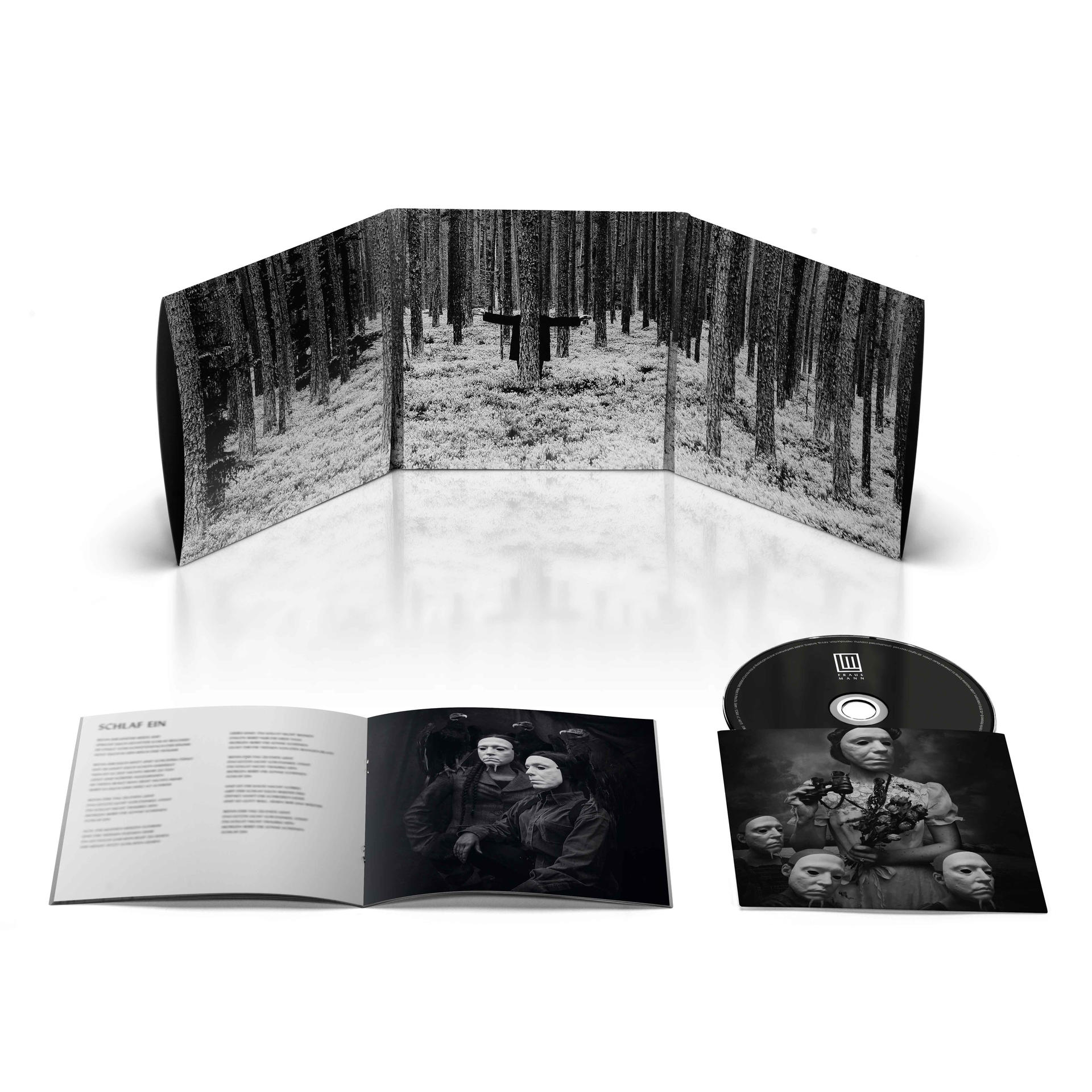 Geöffnete CD-Hülle mit einer Waldszene und einer CD. Innen Bilder von Menschen mit Masken.
