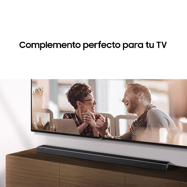 Barra de sonido debajo del televisor. Dos personas en la pantalla. Sala moderna.