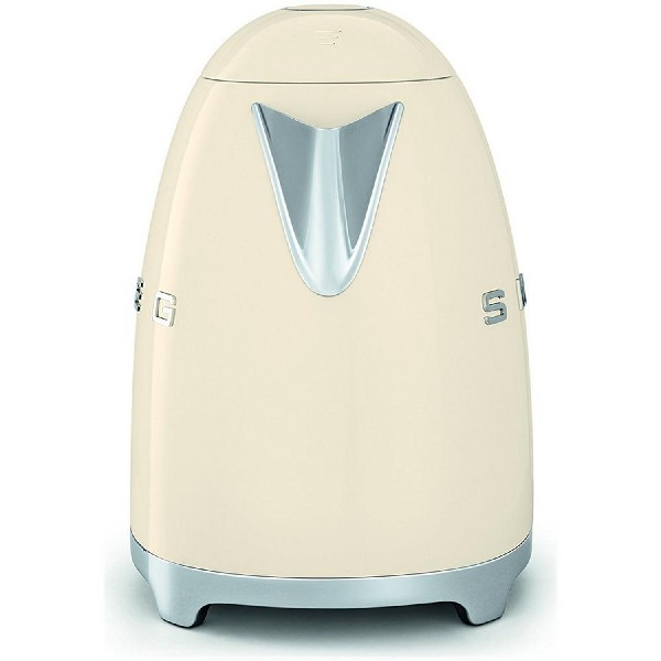 Una tetera Smeg crema con boquilla y base cromadas. La tetera tiene un diseño retro.