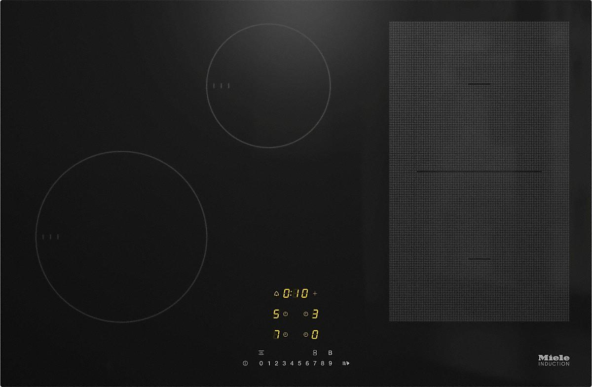Schwarzes Induktionskochfeld mit drei Kochzonen und digitaler Anzeige.