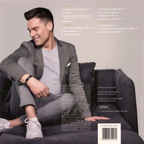 Die Rückseite einer CD mit einem sitzenden, lächelnden Mann, Text und Titelliste.