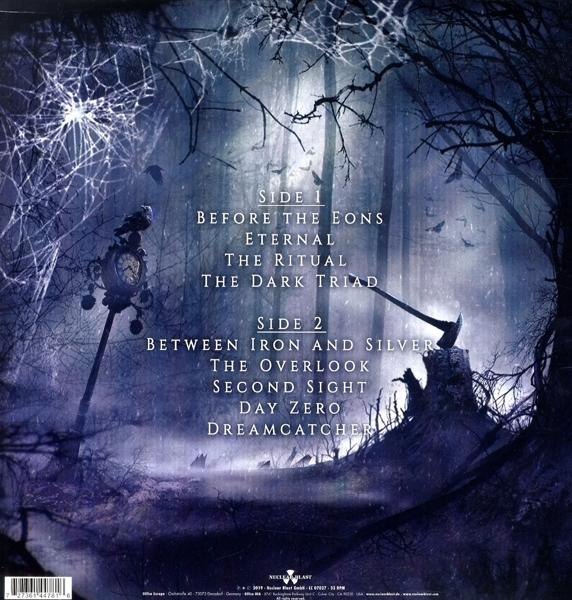 Albumcover mit Waldszene. Bäume, Nebel und Songtitel sind sichtbar. Eine Uhr und eine Axt sind ebenfalls vorhanden.