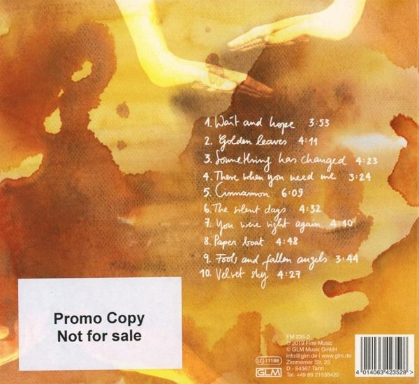 CD mit einer Liste von Songs und Texten in einem gelb-braunen Farbschema.