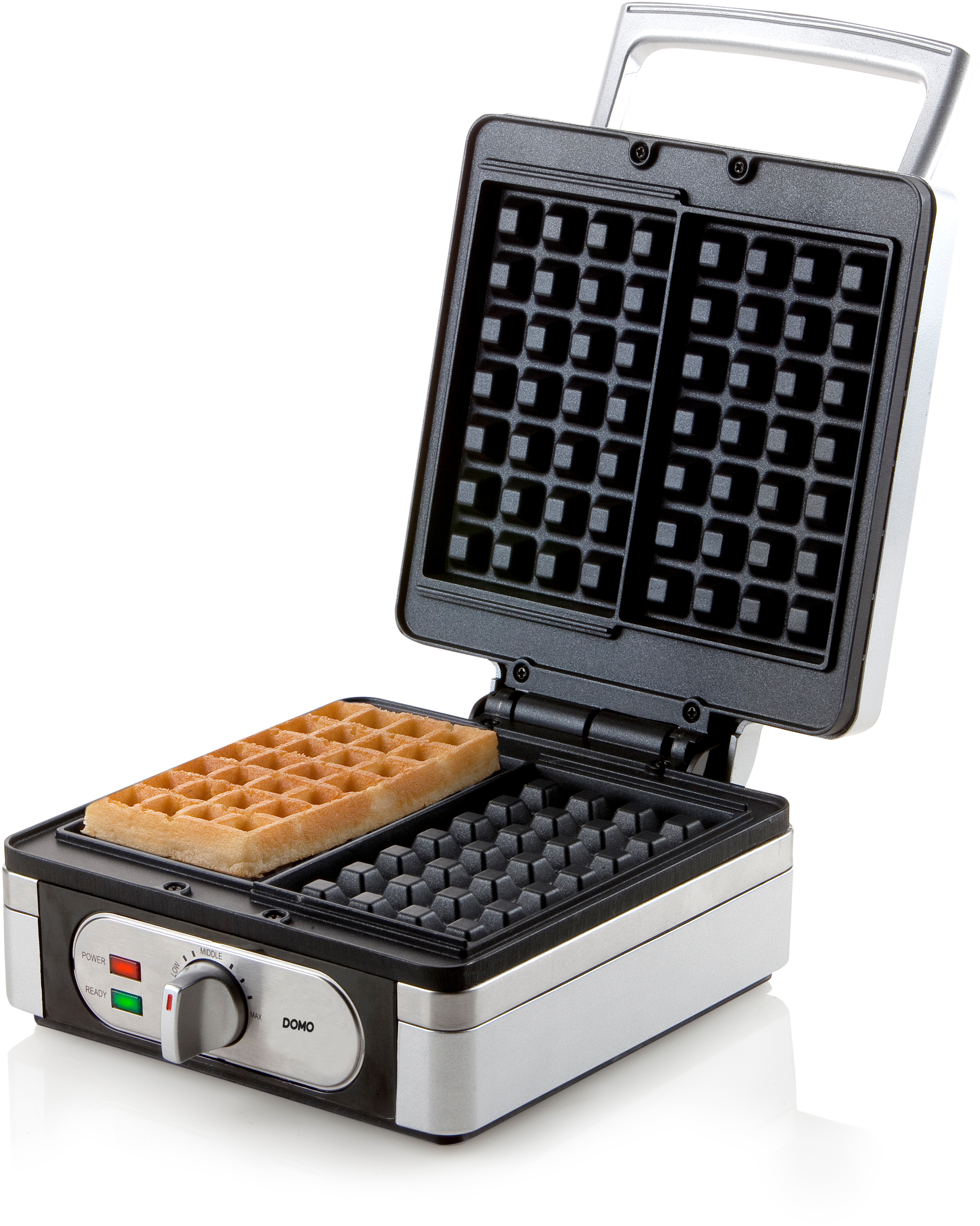 Een wafelijzer met een gebakken wafel in één sectie en de andere sectie leeg.