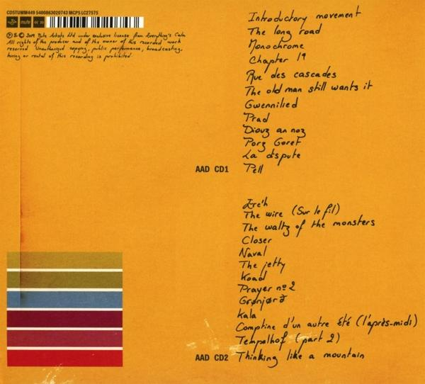Achterkant van cd-hoesje met tracklists. Oranje achtergrond met handgeschreven tekst. Tekst bevat titels en namen.