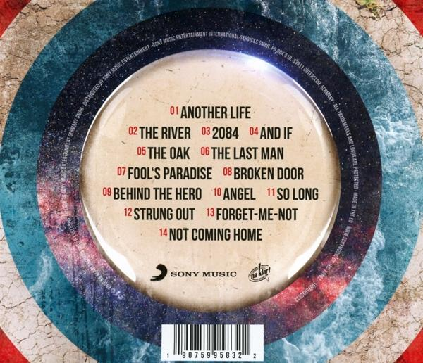 CD-Cover mit Songtiteln. Blaues und rotes kreisförmiges Design mit Text in der Mitte. Dunkler Hintergrund.