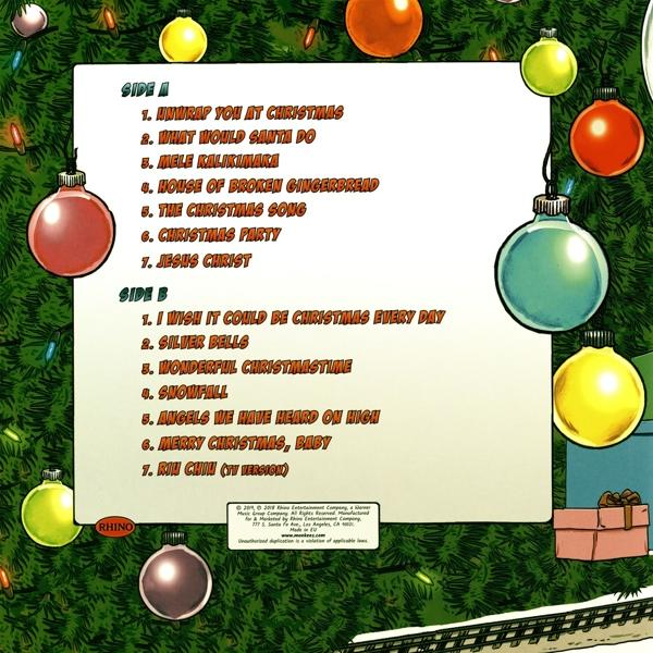 Albumcover mit Weihnachtsschmuck und Titelliste. Festliches Design in Rot, Grün und Gold.