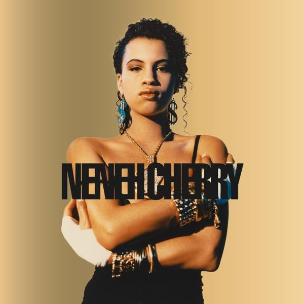 Pochette d'album de Neneh Cherry. Femme les bras croisés, portant des bijoux, sur fond jaune.