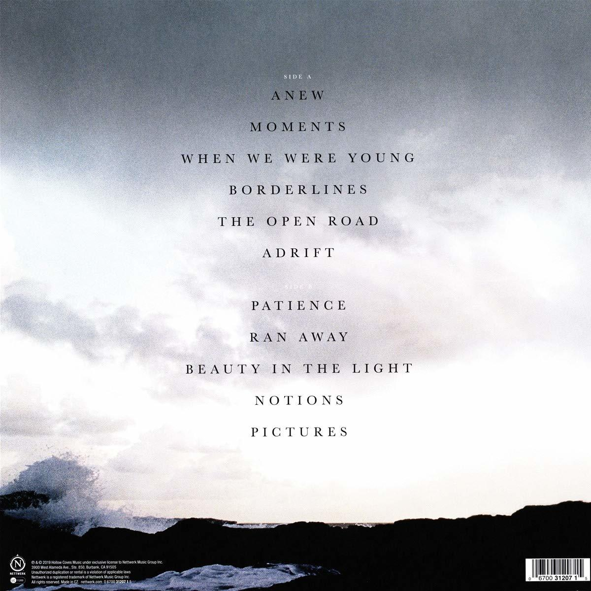 Albumcover mit Songtiteln. Bild von Wellen und einem bewölkten Himmel.