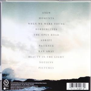 Albumcover mit bewölktem Himmel im Hintergrund und einer Liste von Songtiteln in weißem Text.