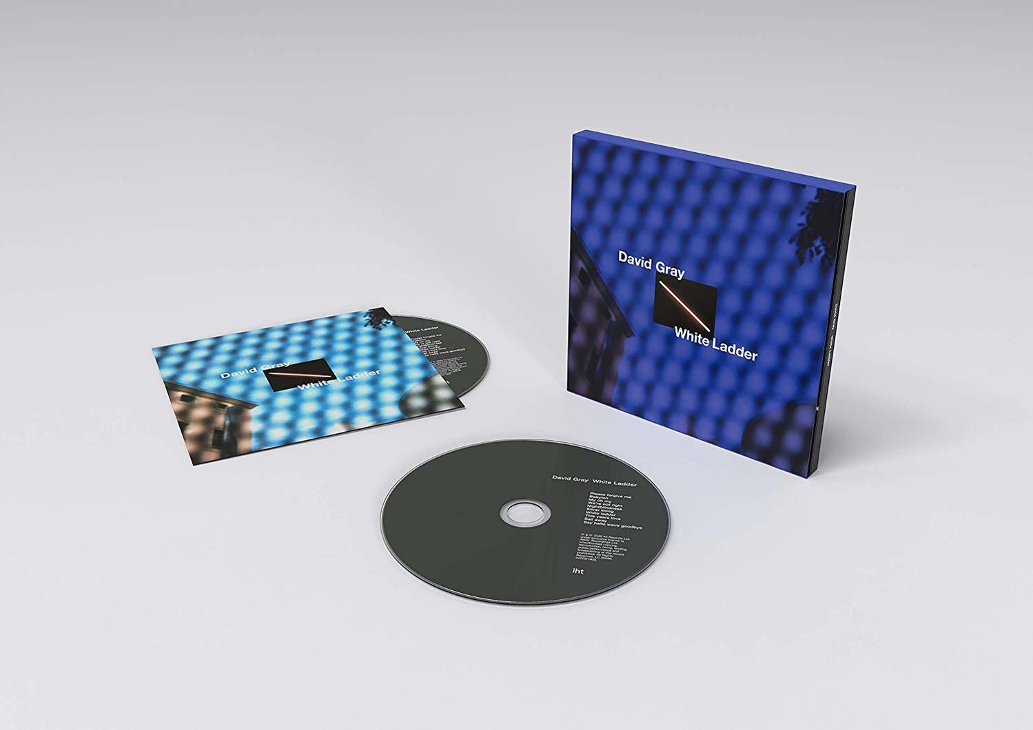 Album-Set mit blauem Cover, CD und transparentem Case mit Albumname und Grafiken.
