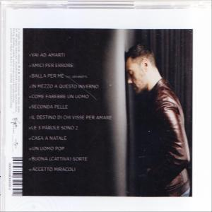 Dos d'un boîtier de CD. Un homme est appuyé contre un mur sombre. La liste des titres est à gauche.
