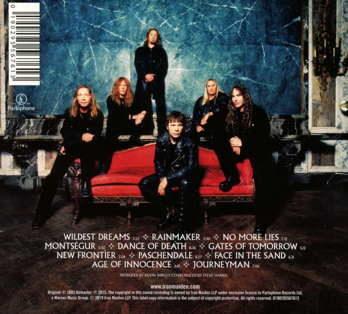 Iron Maiden album borítója, a zenekar tagjai pózolnak. Egy piros kanapé és sötét háttér.