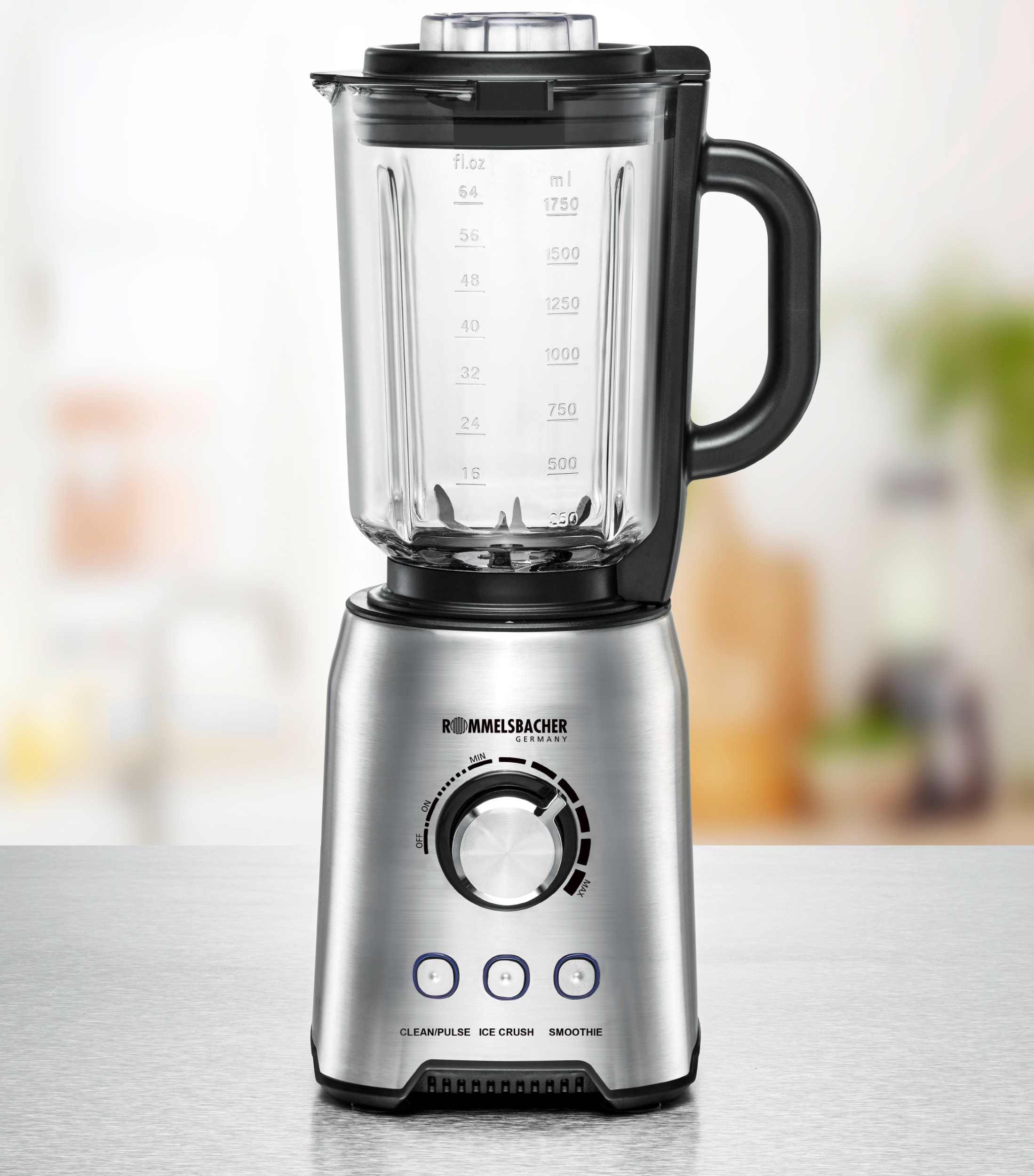 Ein silberner Mixer mit Glasbehälter. Der Mixer hat mehrere Einstellungen und Knöpfe.