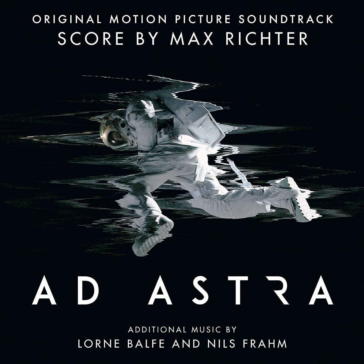 Az Ad Astra című film plakátja, egy űrhajós a vízben lebeg, fehér szöveggel.