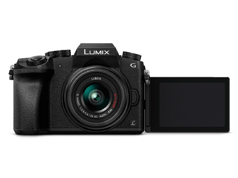 Una cámara Lumix negra con una lente y una pantalla desplegada sobre un fondo blanco.
