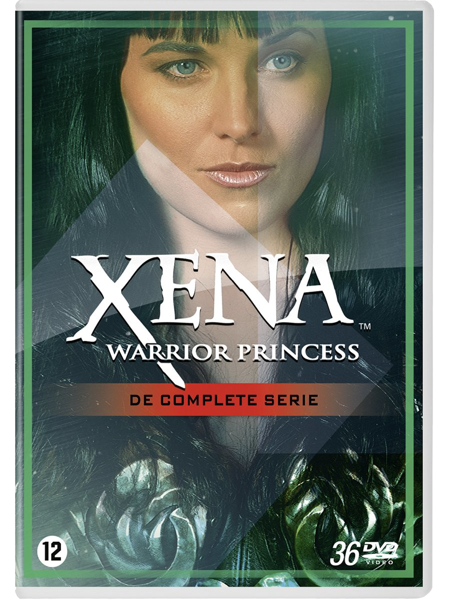 Couverture DVD pour "Xena, la guerrière". Présente le visage d'une femme. Bordure verte et fond sombre.