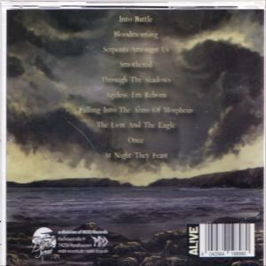 Die Rückseite einer CD mit dunklem, bewölktem Himmel und einer Meereslandschaft wird mit Songtiteln gezeigt.